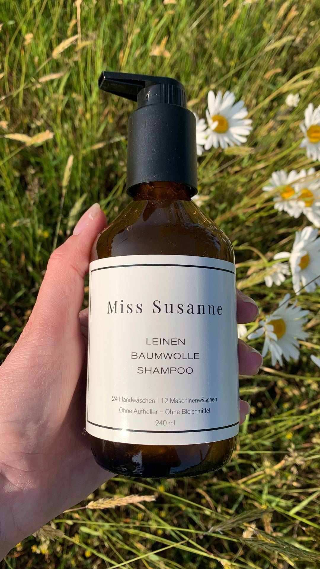 Leinen Waschmitten in Glasflasche mit Pumpspender von Miss Susanne