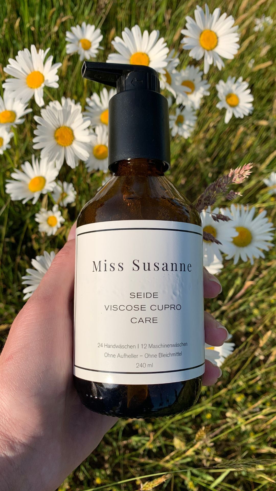 pflegendes Seiden Waschmittel in Glasflasche mit Pumpspender von Miss Susanne