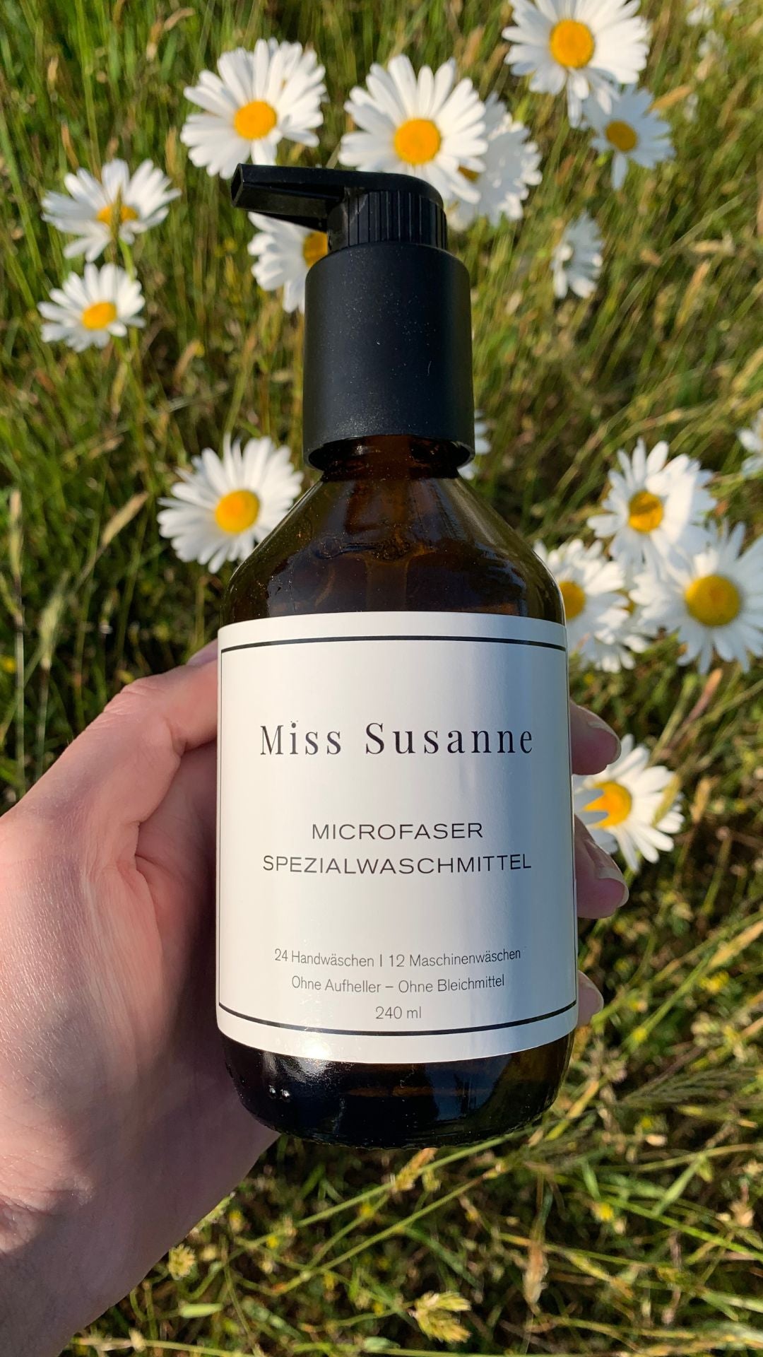 Reinigendes Mikrofaser Waschmittel in Glasflasche mit Pumpspender von Miss Susanne